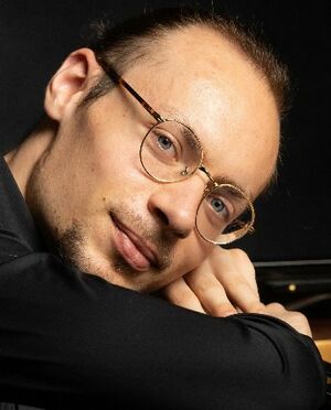 Tom Zisowsky (Klavier) Tom Zisowsky (Klavier)