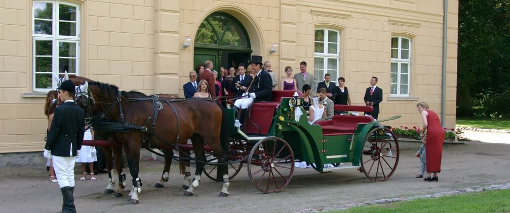 Hochzeitskutsche vor dem Schloss Kölzow